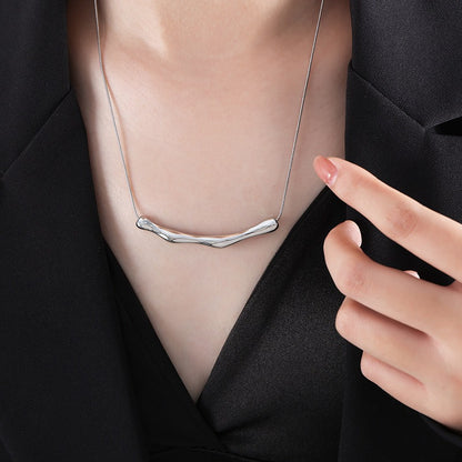 Rosalie – Collar Ola Elegante con Diseño Fluido