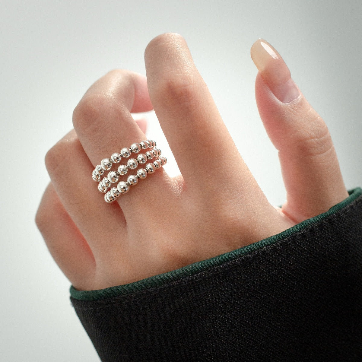 Anillo Ancho de Mujer con Detalles de Perlas en Capas y Superficie Pulida