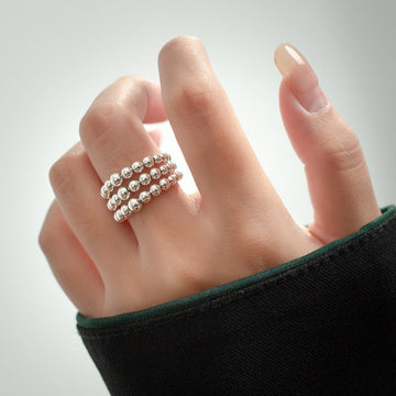 Anillo Ancho de Mujer con Detalles de Perlas en Capas y Superficie Pulida