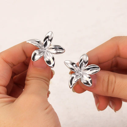 Flora – Pendientes Elegantes de Flor Dorada