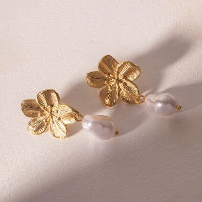 Ember – Aretes de Flor Blossom con Perla Doradas