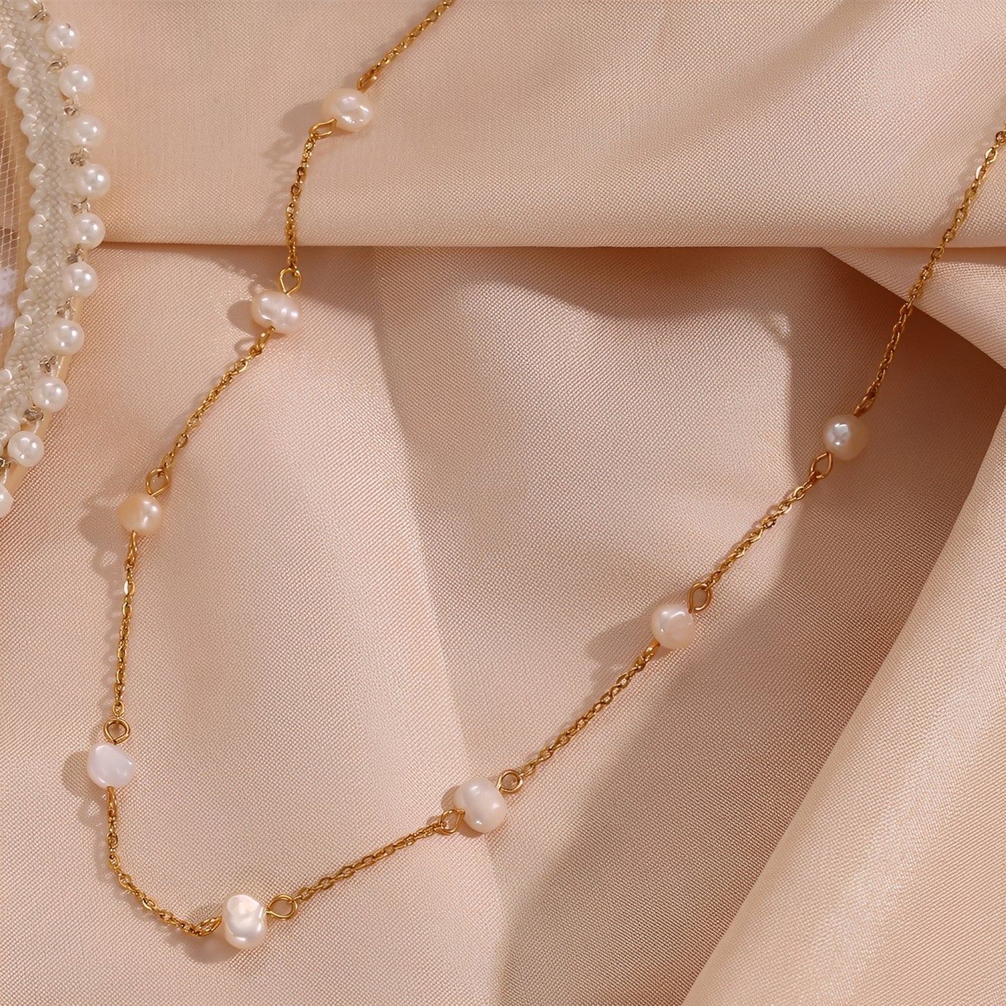 Sydney – Collar Dorado con Perlas Barrocas