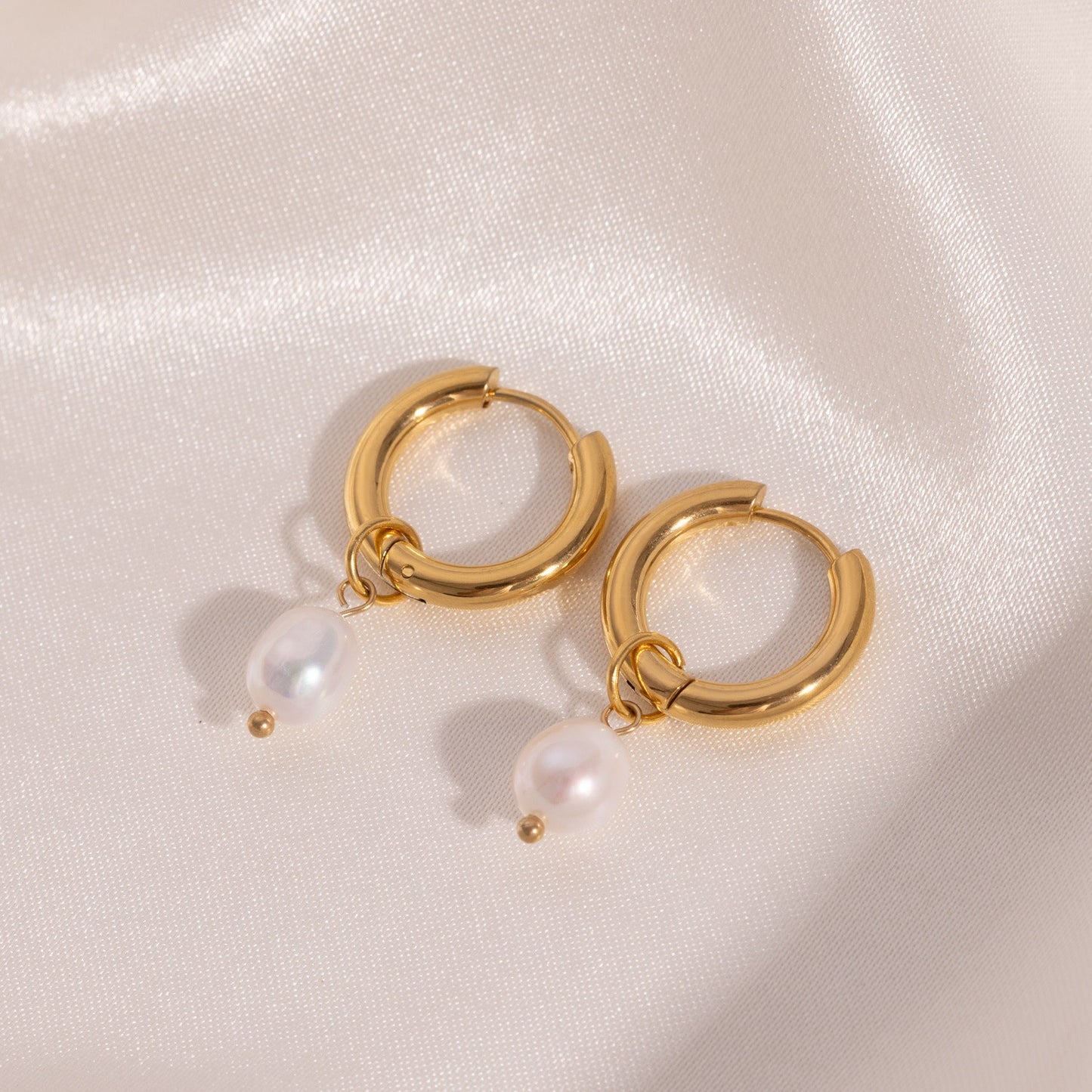 Akiko – Pendientes Colgantes con Perla Dorados Elegantes