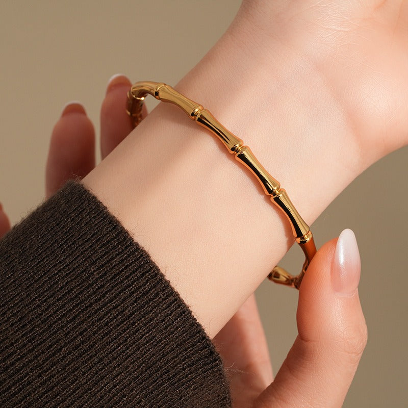 Olivia – Pulsera Bambú Chic con Diseño Ovalado Dorado