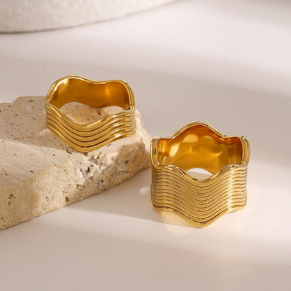Elvira – Anillo Ondulado de Superficie Ancha