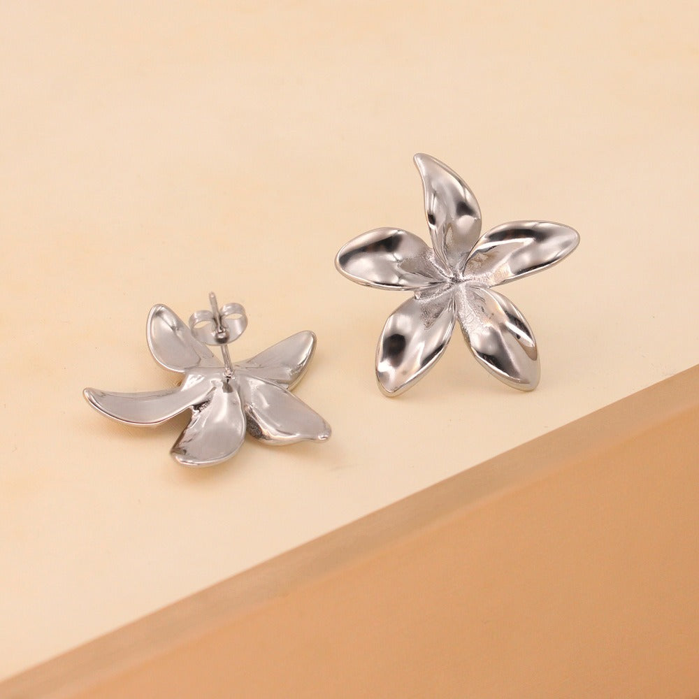 Flora – Pendientes Elegantes de Flor Dorada