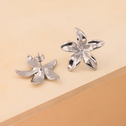 Flora – Pendientes Elegantes de Flor Dorada