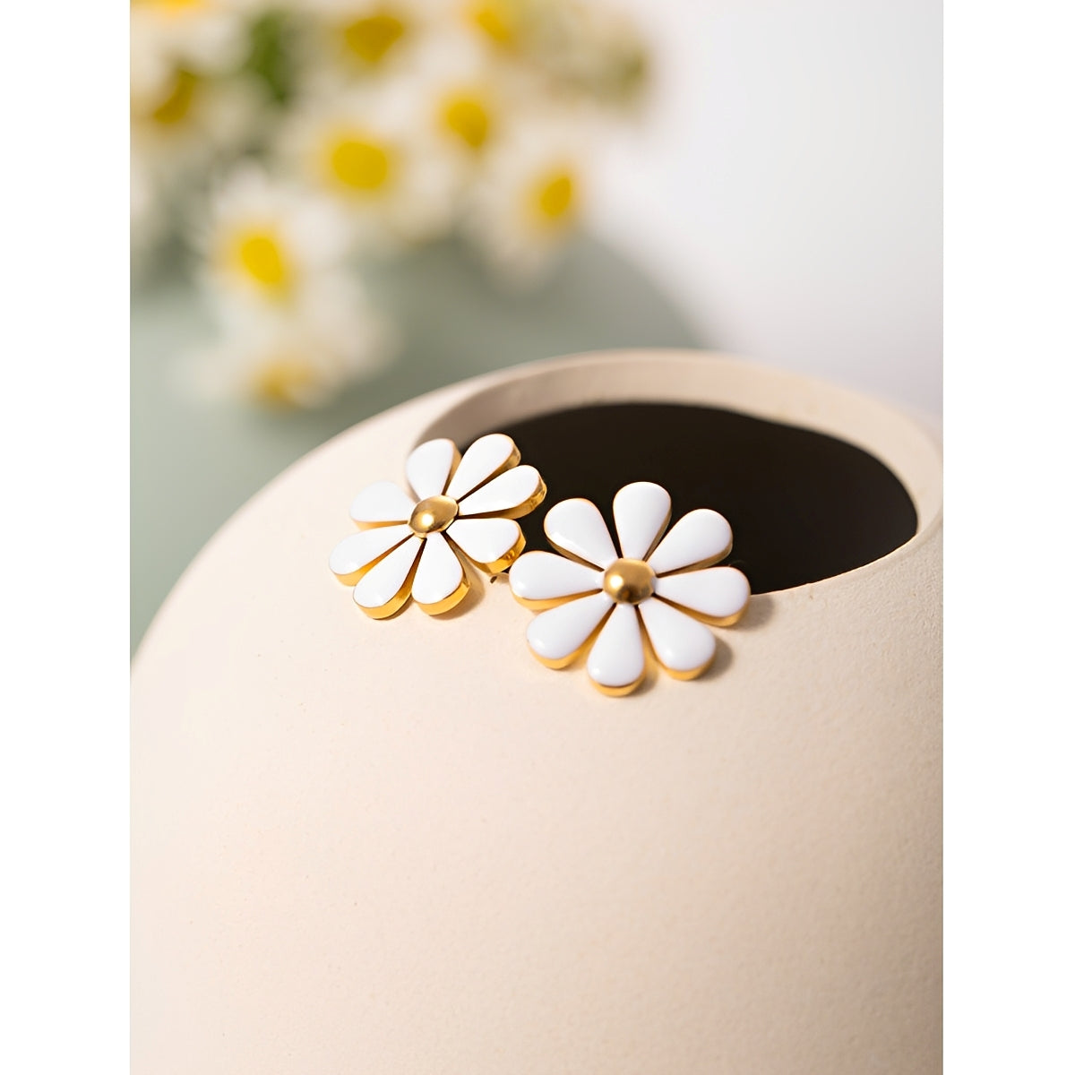 Yela – Pendientes Margarita con Esmalte Blanco