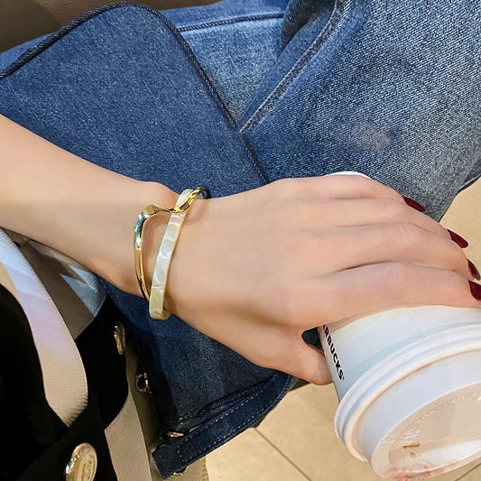 Ophelia – Pulsera Dorada Elegante con Ópalo Blanco