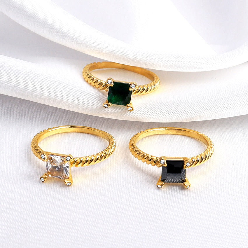 Reina – Anillo Twist con Zirconia Cuadrada
