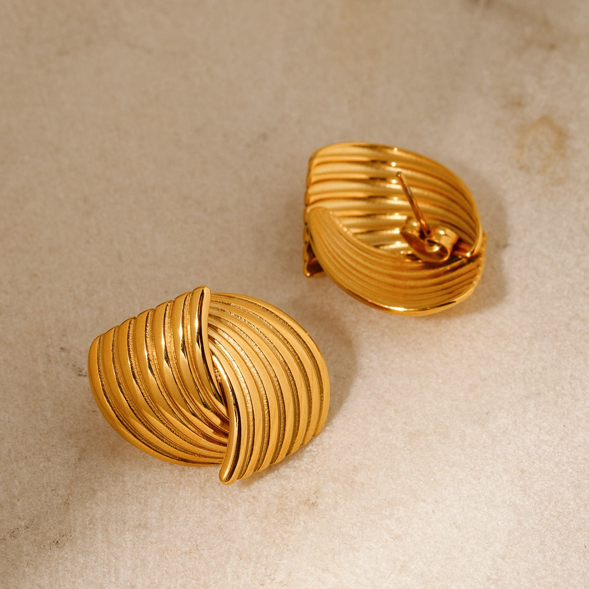 Sonia – Pendientes Dorados Elegantes