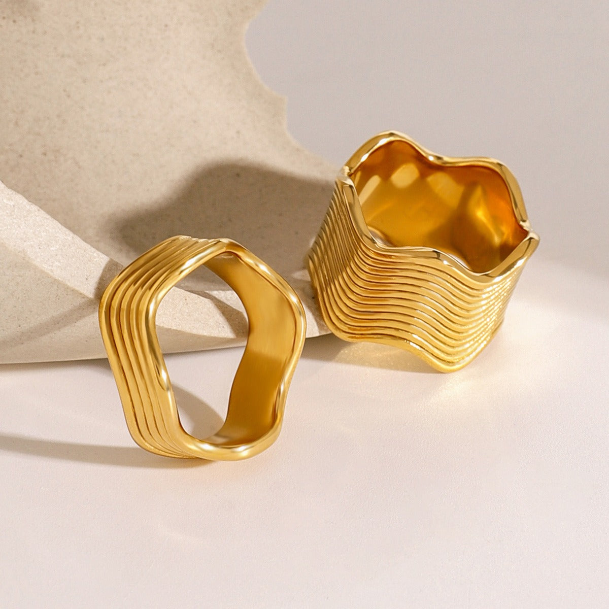 Elvira – Anillo Ondulado de Superficie Ancha