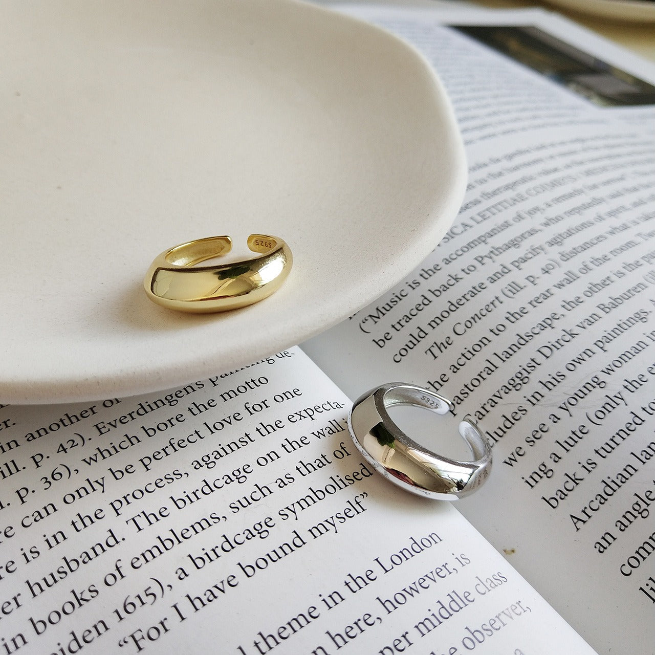 Alina – Anillo Curvo Cóncavo Minimalista