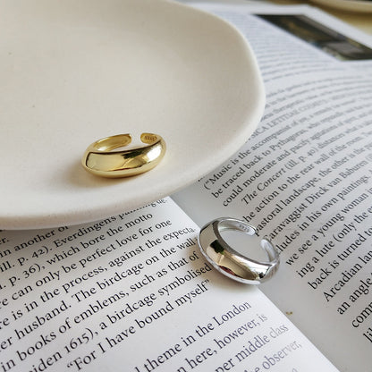 Alina – Anillo Curvo Cóncavo Minimalista