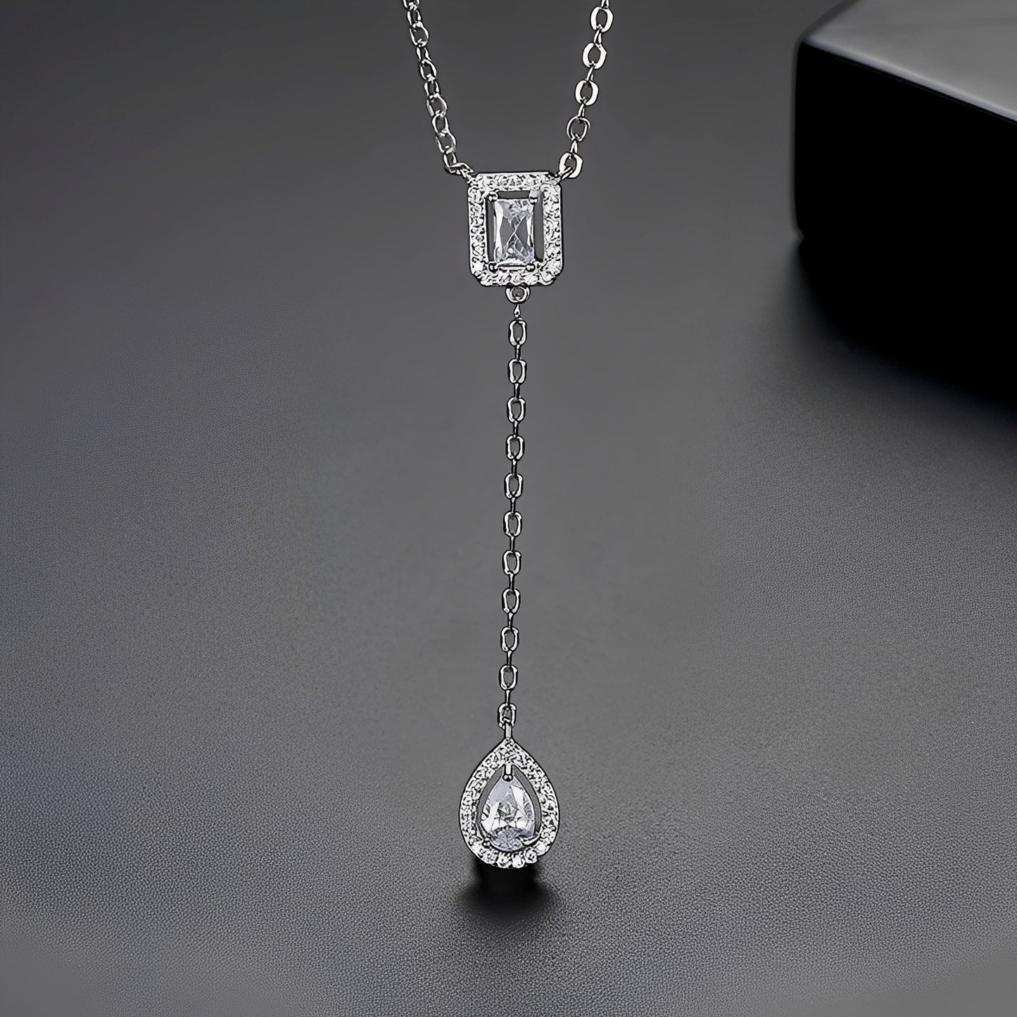 Aria – Collar con Colgante de Zirconia Elegante