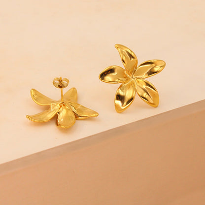 Flora – Pendientes Elegantes de Flor Dorada