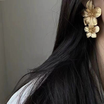 Shannon – Pendientes Dorados Flor Desplegada