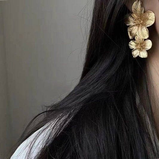 Shannon – Pendientes Dorados Flor Desplegada