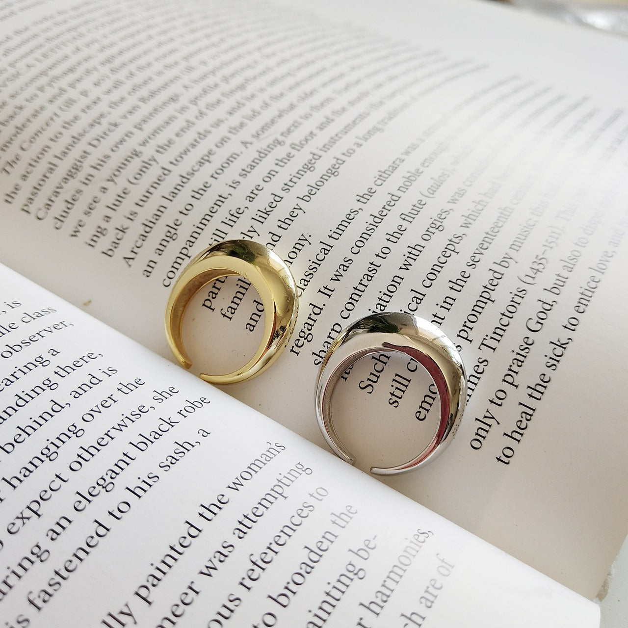 Alina – Anillo Curvo Cóncavo Minimalista