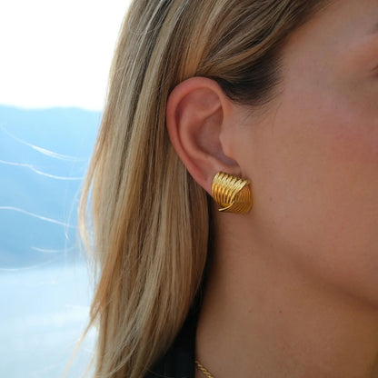 Sonia – Pendientes Dorados Elegantes
