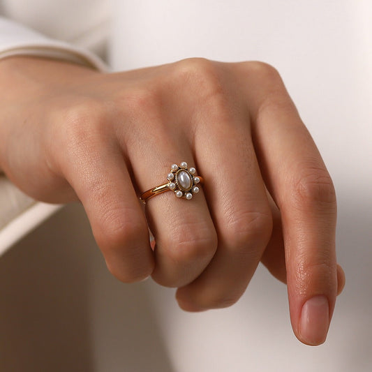 Cynthia – Anillo Dorado con Perla