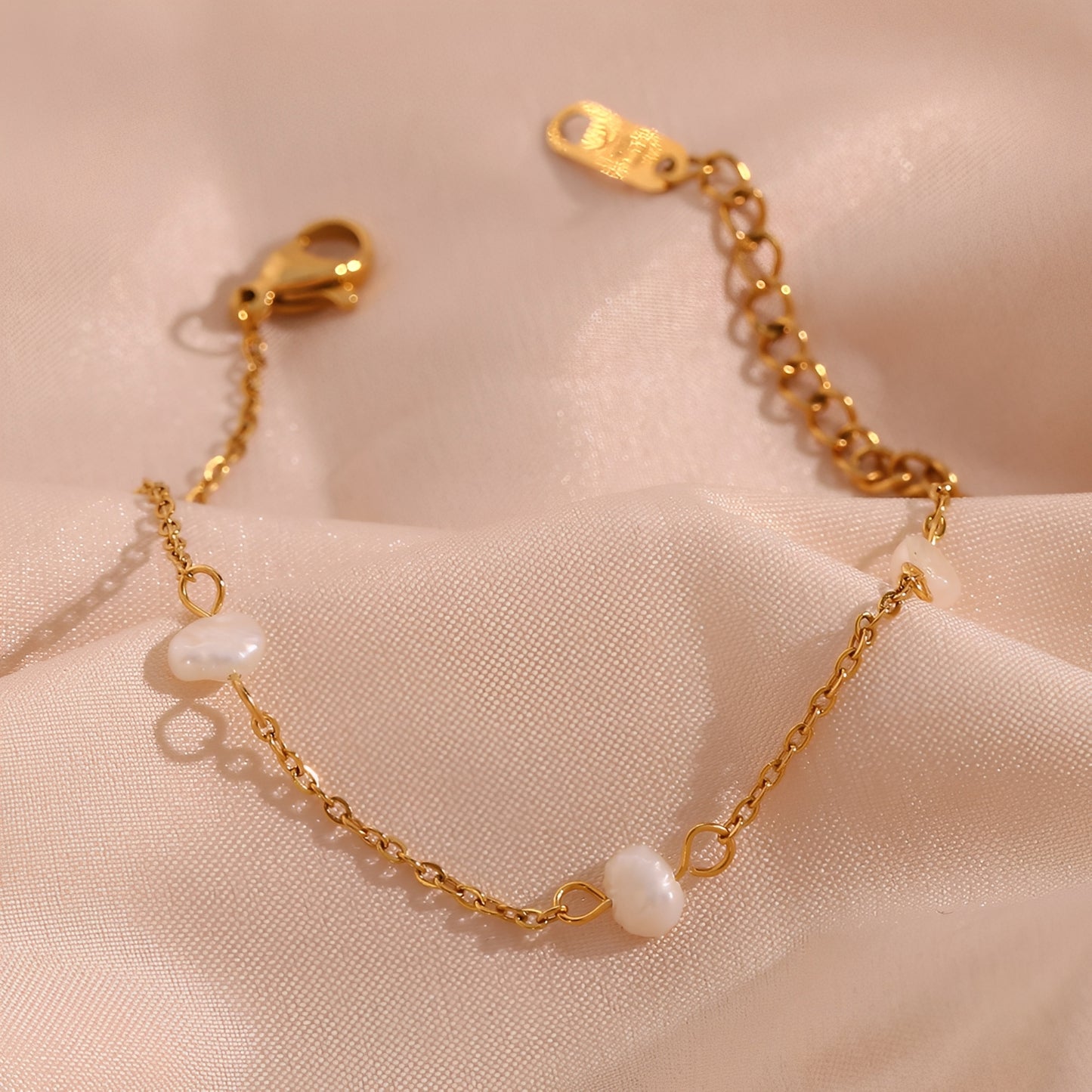 Tabitha – Pulsera Dorada con Perlas Barrocas