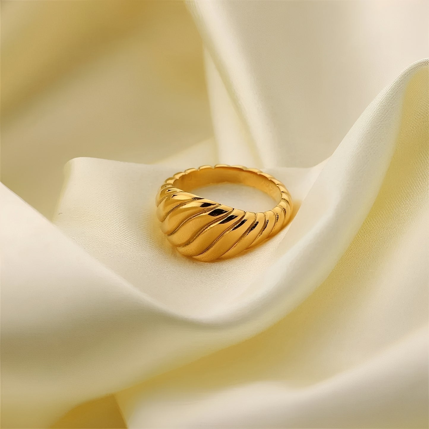 Ayumi – Anillo Fluido con Estilo Elegante y Chic