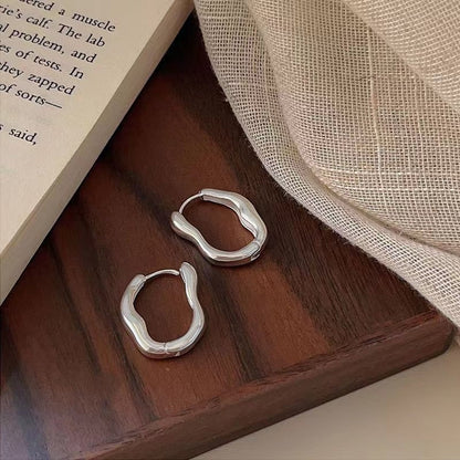 Ondine – Pendientes Huggie en Plata Olas