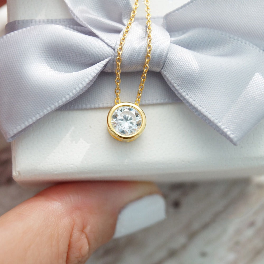 Fatima – Collar Dorado con Colgante Redondo de Zirconia