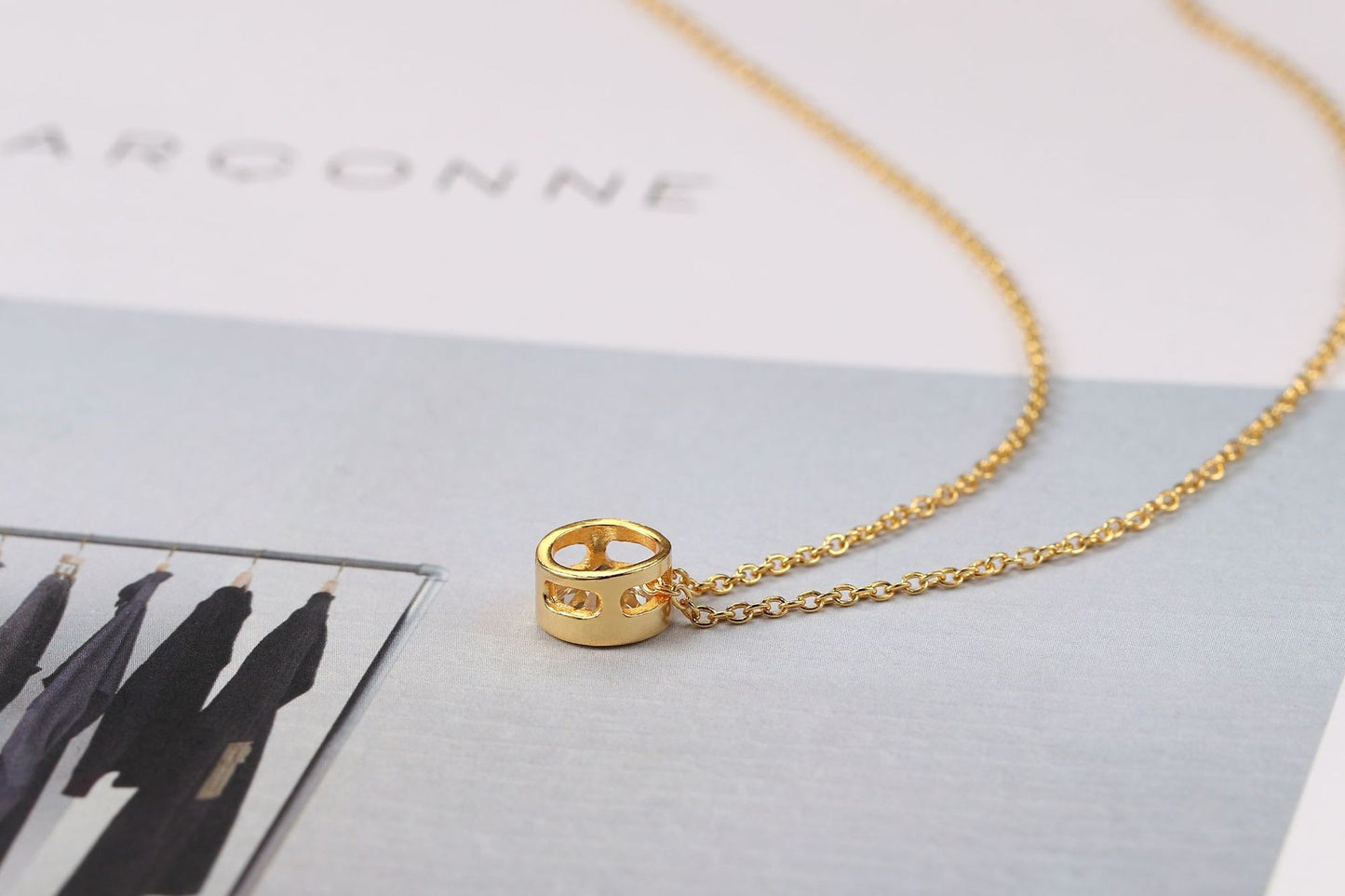 Fatima – Collar Dorado con Colgante Redondo de Zirconia