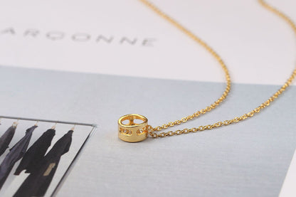Fatima – Collar Dorado con Colgante Redondo de Zirconia