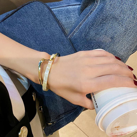 Katrice – Pulsera Dorada Adornada de Ópalo Blanco