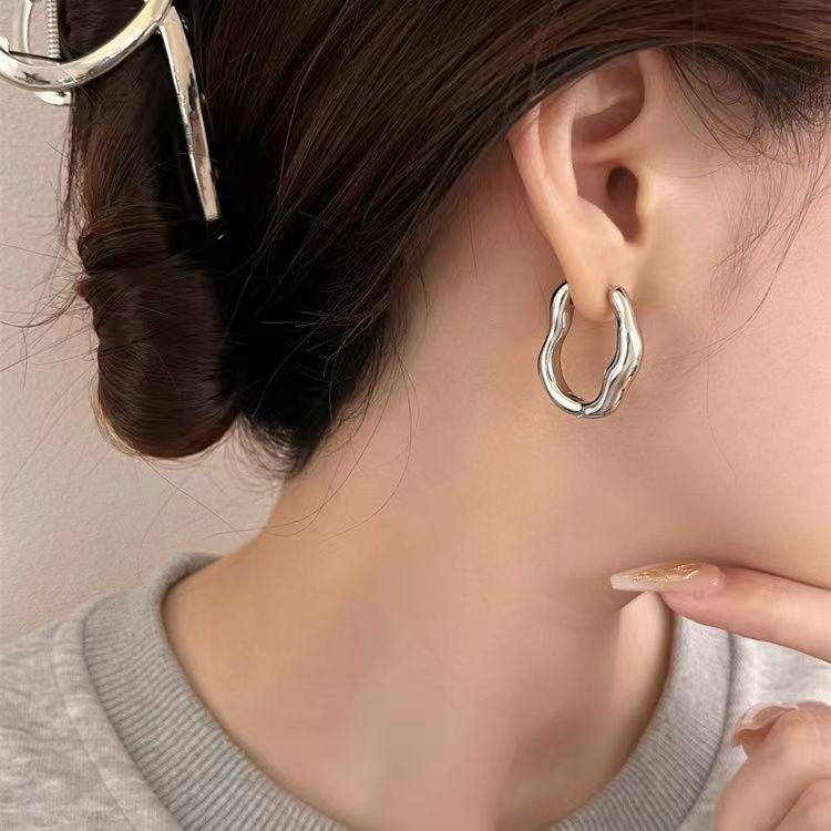 Ondine – Pendientes Huggie en Plata Olas