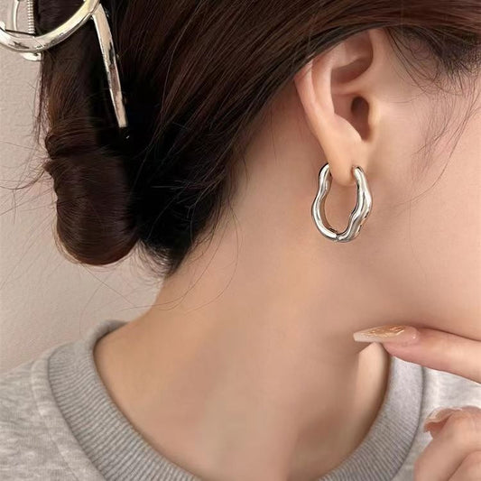 Ondine – Pendientes Huggie en Plata Olas