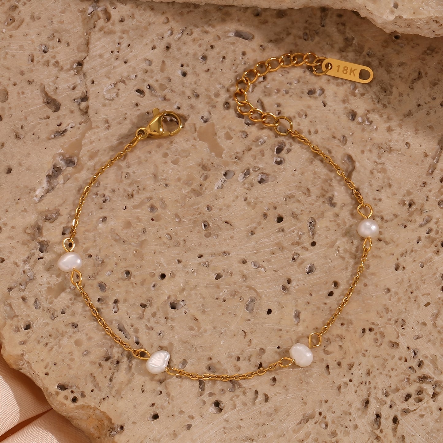 Tabitha – Pulsera Dorada con Perlas Barrocas
