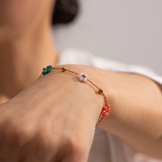 Roseline – Pulsera Dorada con Pequeñas Flores de Colores