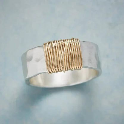Anika – Anillo Plateado con Hilo Dorado
