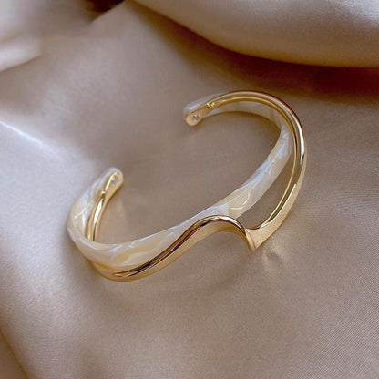 Orla – Elegancia Minimalista a la Opala
