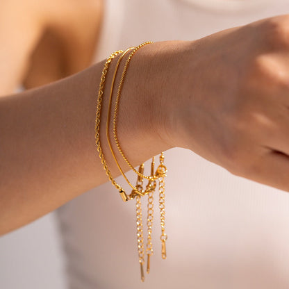 Bailey – Trío de Pulseras Finas Doradas Apilables para Mujer