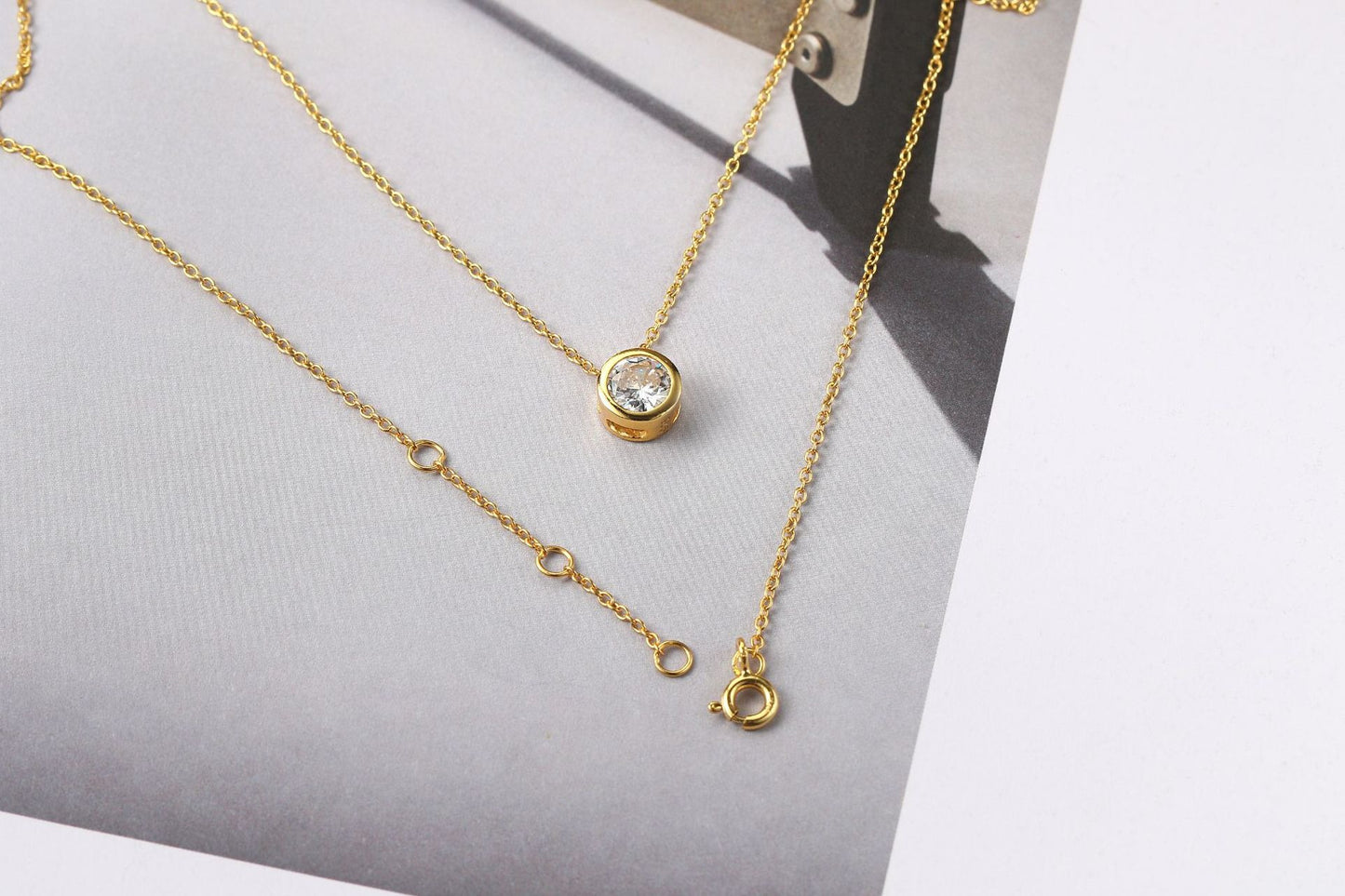 Fatima – Collar Dorado con Colgante Redondo de Zirconia