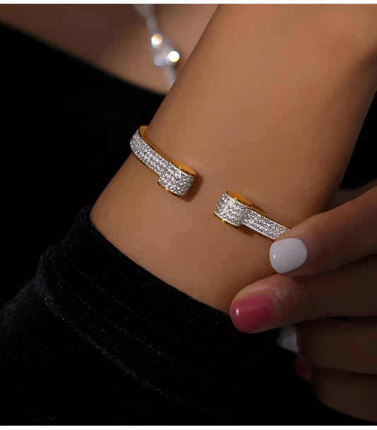 Diane – Pulsera Cuff Dorada con Brillo Elegante