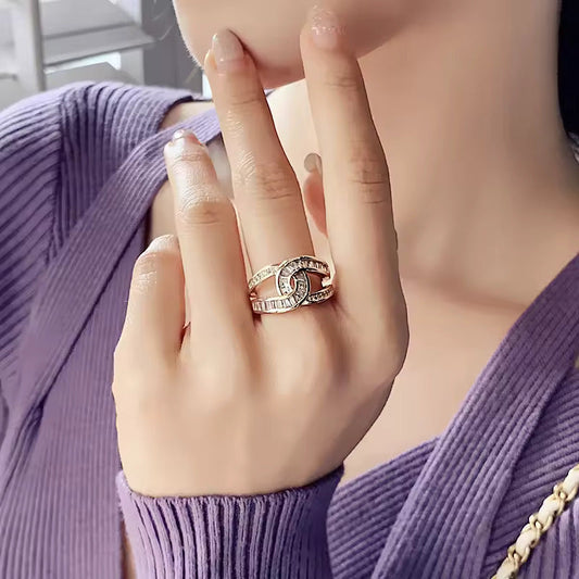 Noa – Anillo Elegante con Nudo Dorado