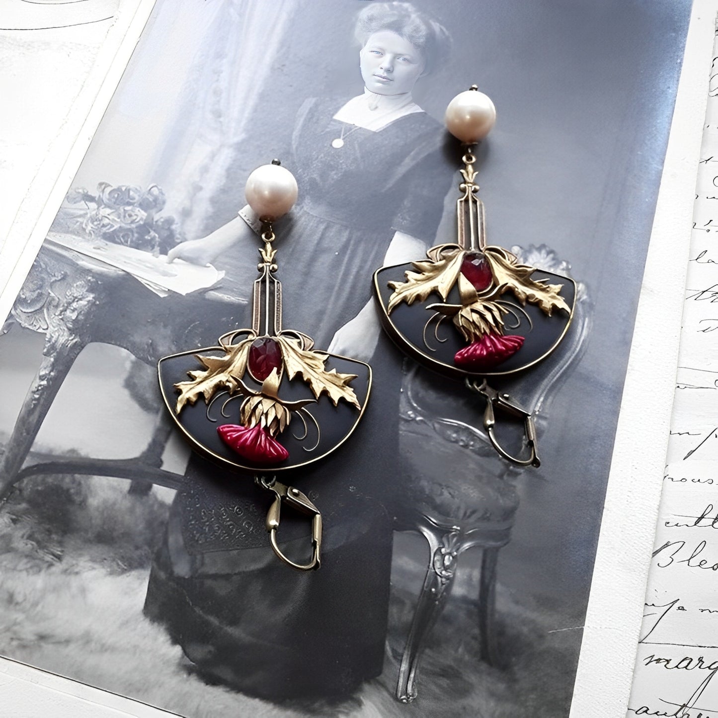 Raisa – Pendientes Boho con Perlas y Cristal Rojo