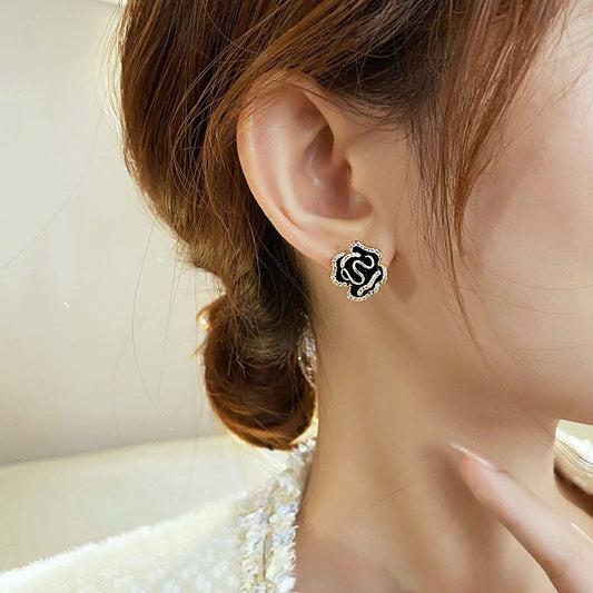 Noor – Pendientes Lotus Negro Elegantes en Dorado