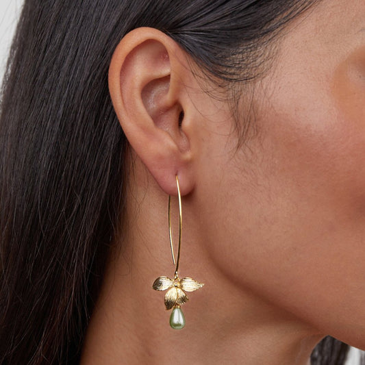Jade – Aretes Colgantes de Perla y Pétalo