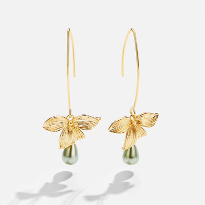 Jade – Aretes Colgantes de Perla y Pétalo