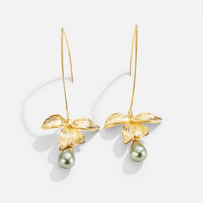 Jade – Aretes Colgantes de Perla y Pétalo