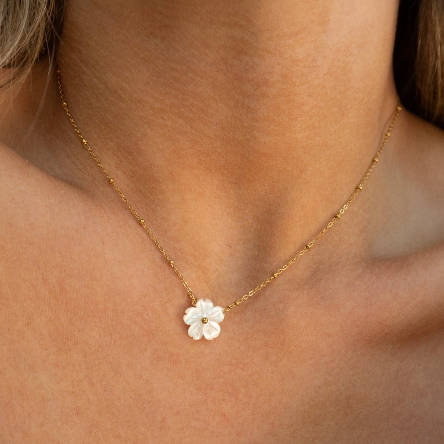 Nicole – Collar Flores de Concha Blanca y Estilo Frío