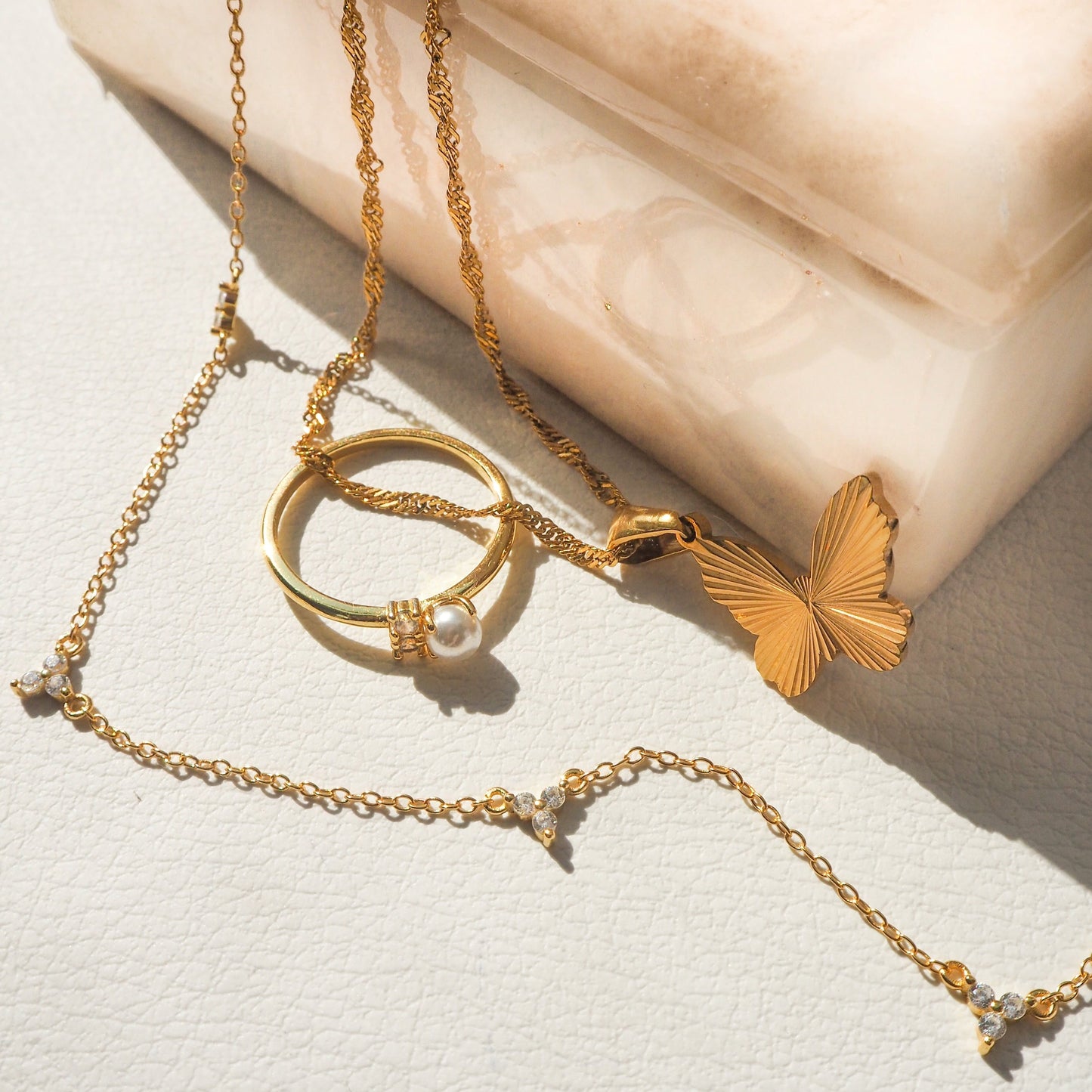 Lena – Collar Geométrico de Oro