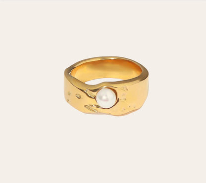 Livia – Anillo Perla Lava Elegante